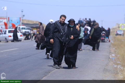 Photos/Pèlerins marchant vers le sanctuaire de l'Imam Reza (AS)