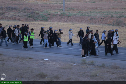 Photos/Pèlerins marchant vers le sanctuaire de l'Imam Reza (AS)