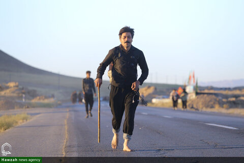 Photos/Pèlerins marchant vers le sanctuaire de l'Imam Reza (AS)
