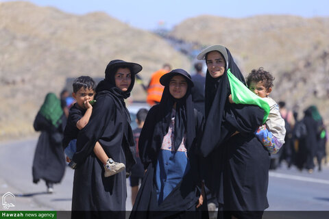 Photos/Pèlerins marchant vers le sanctuaire de l'Imam Reza (AS)