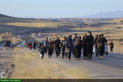 Photos/Pèlerins marchant vers le sanctuaire de l'Imam Reza (AS)