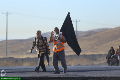 Photos/Pèlerins marchant vers le sanctuaire de l'Imam Reza (AS)