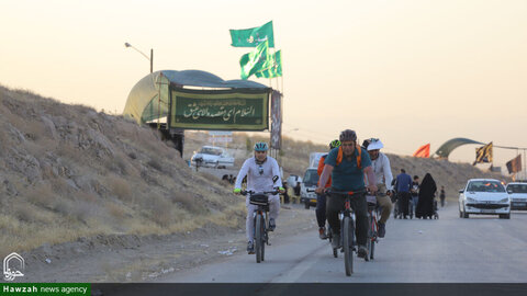 Photos/Pèlerins marchant vers le sanctuaire de l'Imam Reza (AS)
