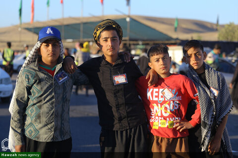 Photos/Pèlerins marchant vers le sanctuaire de l'Imam Reza (AS)