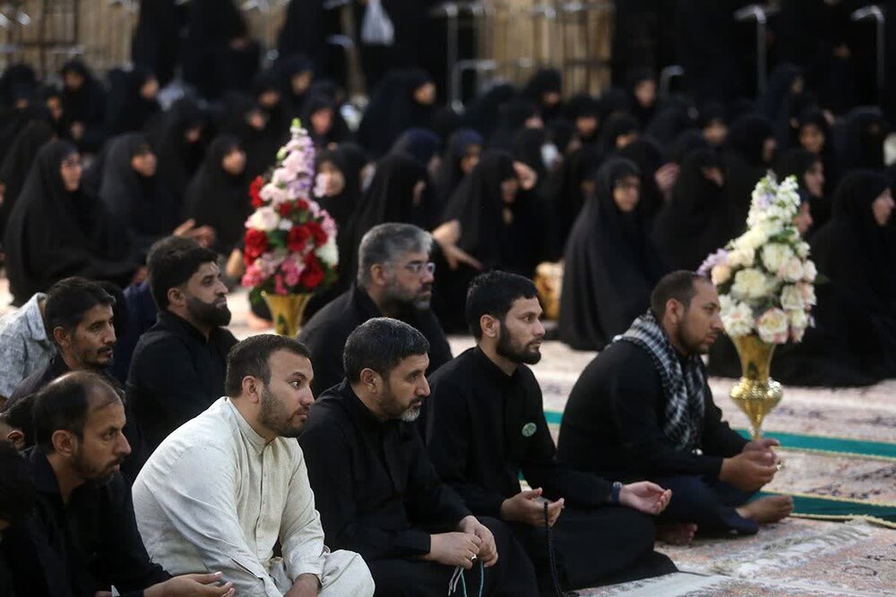 حرم حضرت فاطمہ معصومہ میں اربعین کے ایام میں خدمات انجام دینے والے خادمین کے اعزاز میں تقریب