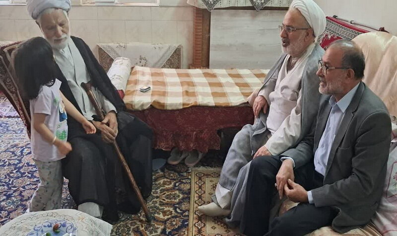 دیدار نمایندگان آیت الله اعرافی با روحانی فرمانده دوران دفاع مقدس