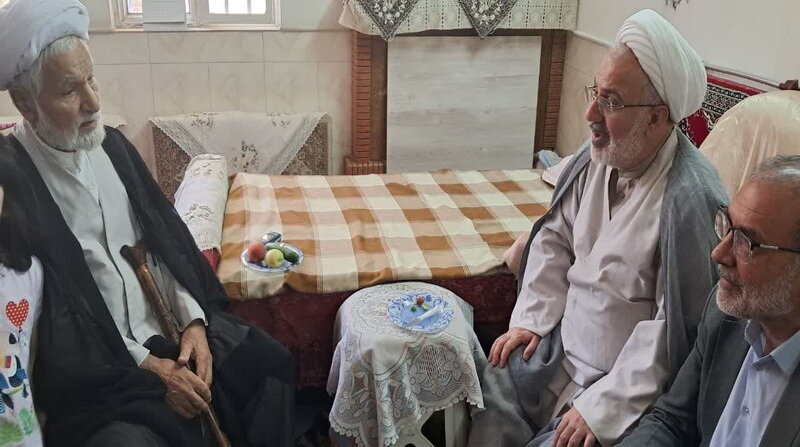 دیدار نمایندگان آیت الله اعرافی با روحانی فرمانده دوران دفاع مقدس