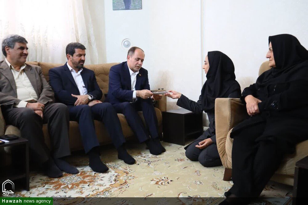 حضور وزیر جهاد کشاورزی در منزل شهید بهاره لطفی