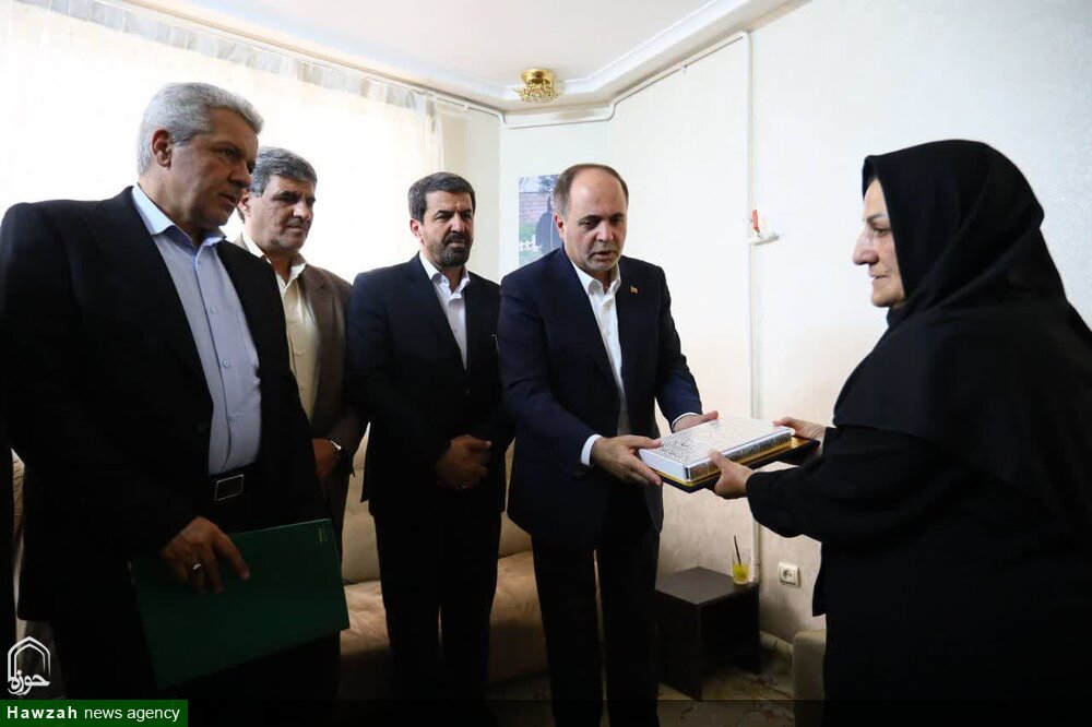 حضور وزیر جهاد کشاورزی در منزل شهید بهاره لطفی+عکس