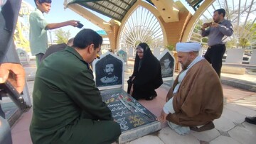 تصاویر/ گل افشانی مزار شهدای جیرفت به مناسبت هفته دولت