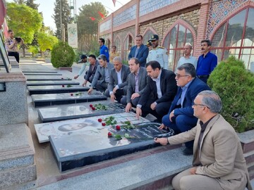 ادای احترام معاون استاندار اصفهان به مقام شامخ شهدای کاشان +عکس