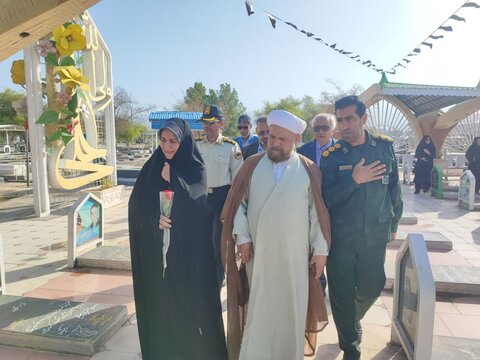 تصاویر/ گل افشانی مزار شهدای جیرفت به مناسبت هفته دولت