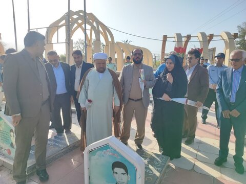 تصاویر/ گل افشانی مزار شهدای جیرفت به مناسبت هفته دولت