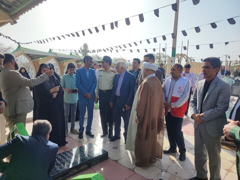 تصاویر/ گل افشانی مزار شهدای جیرفت به مناسبت هفته دولت