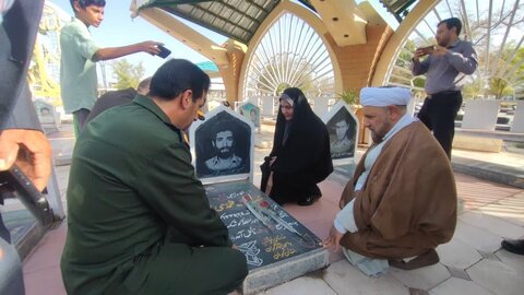 تصاویر/ گل افشانی مزار شهدای جیرفت به مناسبت هفته دولت