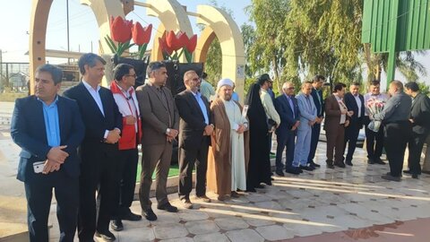 تصاویر/ گل افشانی مزار شهدای  جیرفت به مناسبت هفته دولت