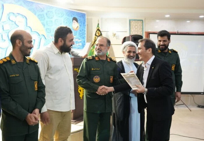 گزارشی از تکریم خبرنگاران در سپاه علی‌ بن‌ ابی‌طالب(ع) / جهاد تبیین؛ مأموریت مهم امروز رسانه‌ها