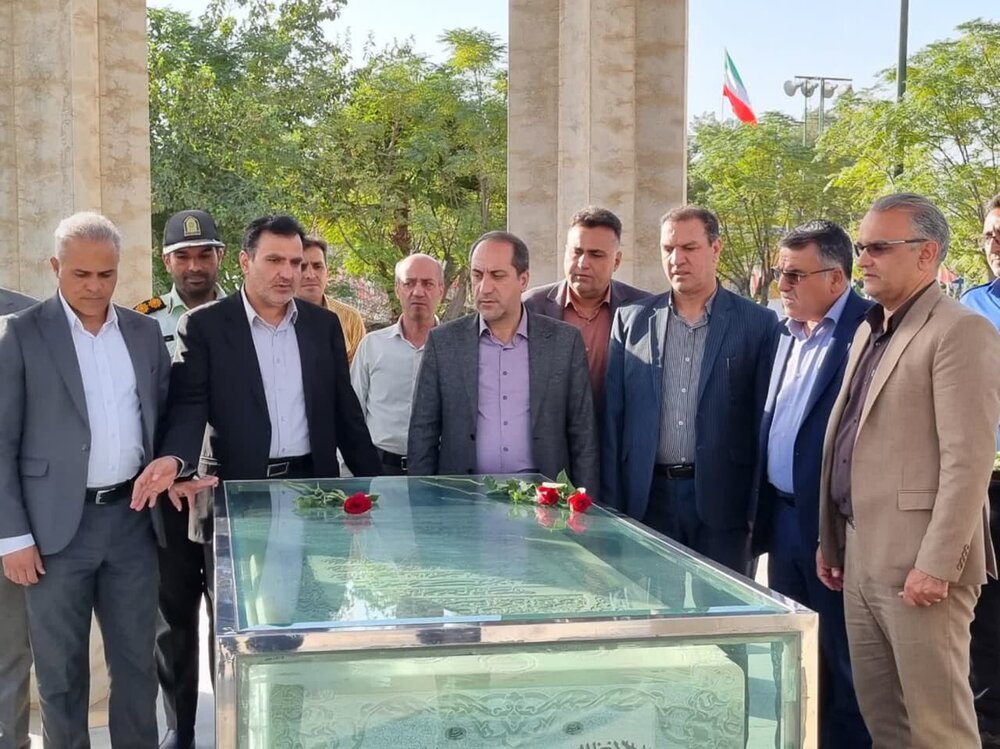 ادای احترام معاون استاندار اصفهان به مقام شامخ شهدای کاشان +عکس