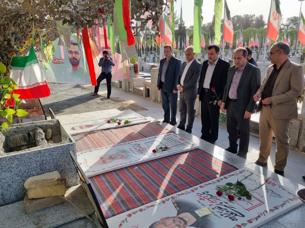 ادای احترام معاون استاندار اصفهان به مقام شامخ شهدای کاشان +عکس