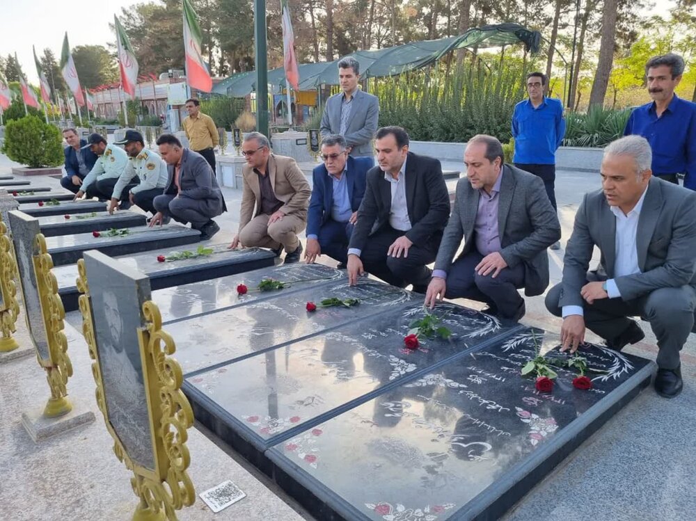 ادای احترام معاون استاندار اصفهان به مقام شامخ شهدای کاشان +عکس