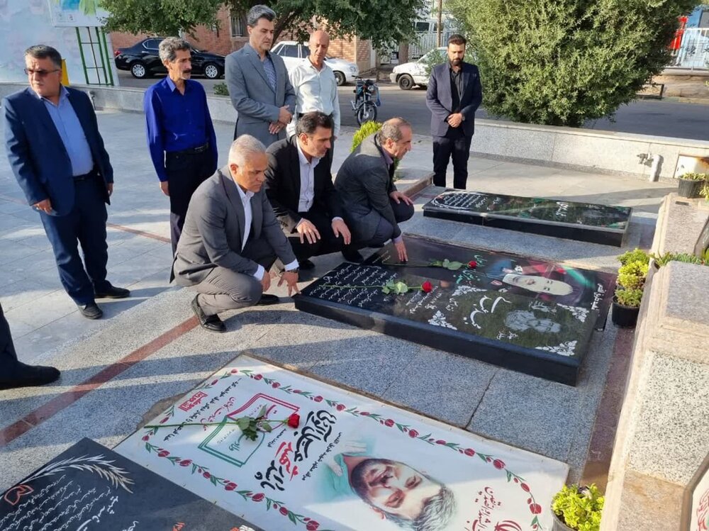 ادای احترام معاون استاندار اصفهان به مقام شامخ شهدای کاشان +عکس