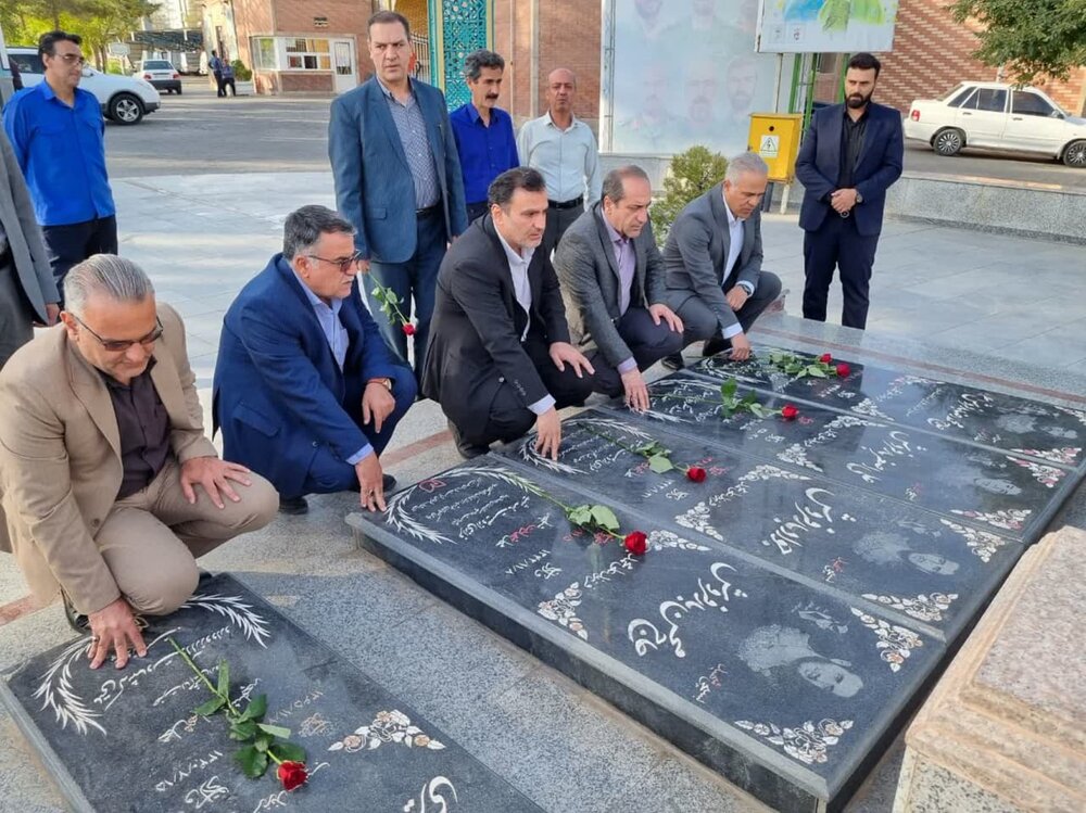 ادای احترام معاون استاندار اصفهان به مقام شامخ شهدای کاشان +عکس