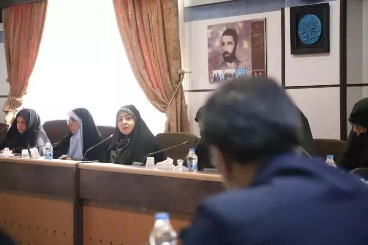 نشست هم‌اندیشی بانوان نخبه استان با استاندار قم بمناسبت هفته دولت