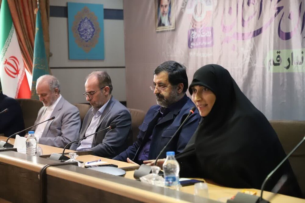 نشست هم‌اندیشی بانوان نخبه استان با استاندار قم بمناسبت هفته دولت