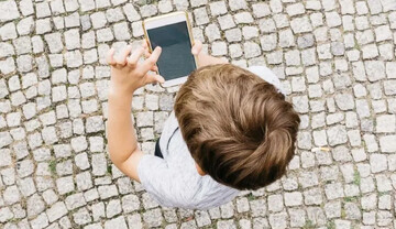 کودک دوساله و اعتیاد به گوشی؛ راه نجات چیست؟