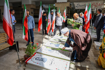 تصاویر/ برگزاری آیین غبارروبی گلزار شهدا و تجدید میثاق با آرمان‌های انقلاب و شهدا به مناسبت هفته دولت در تبریز