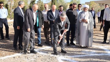 کلنگ خوابگاه متاهلین مهندس پرویز منوچهری کاشانی به زمین زده شد
