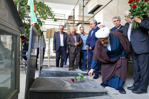 تصاویر | برگزاری آیین غبارروبی گلزار شهدا و تجدید میثاق با آرمان‌های انقلاب و شهدا به مناسبت هفته دولت در تبریز