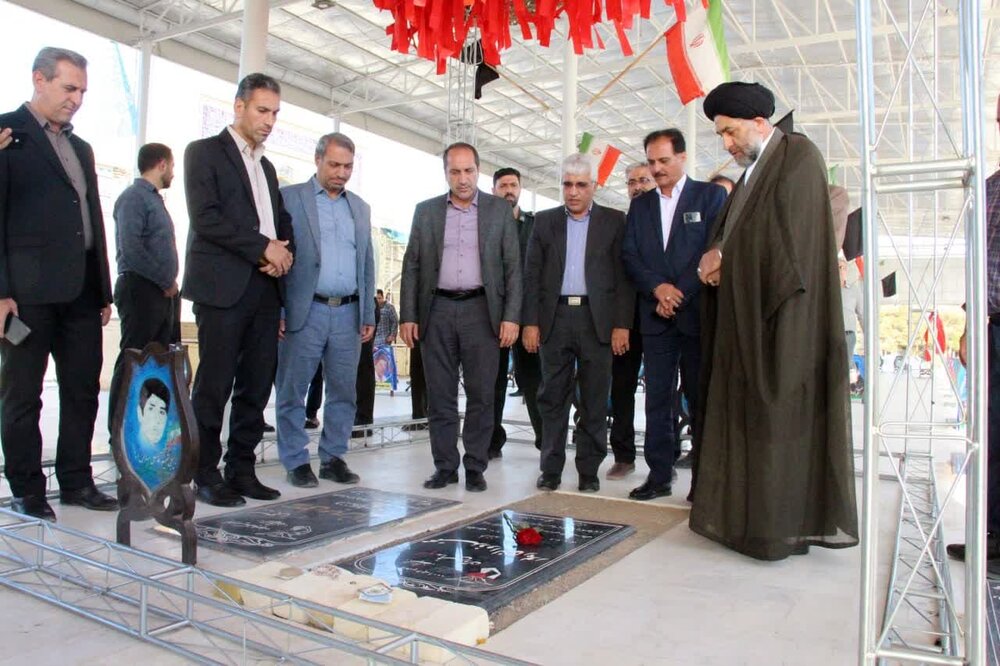 ادای احترام معاون استاندار اصفهان به مقام شامخ شهدای نوش آباد+عکس