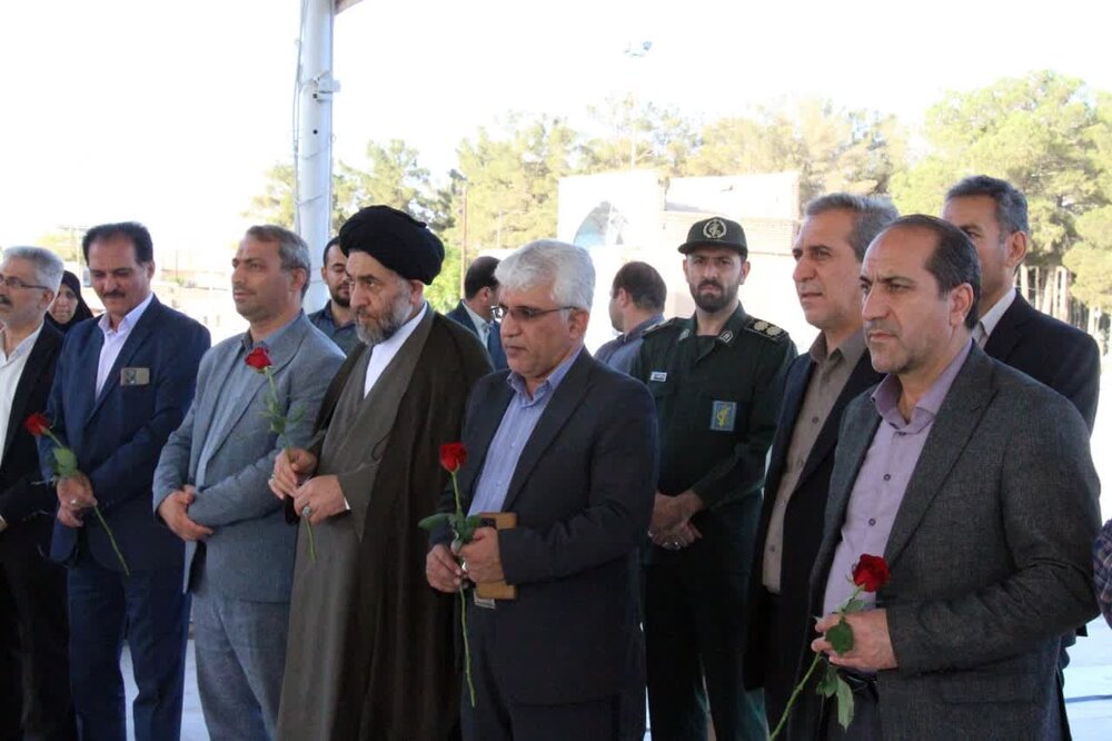 ادای احترام معاون استاندار اصفهان به مقام شامخ شهدای نوش آباد+عکس