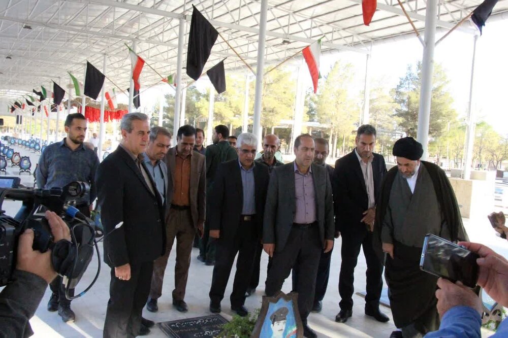 ادای احترام معاون استاندار اصفهان به مقام شامخ شهدای نوش آباد+عکس