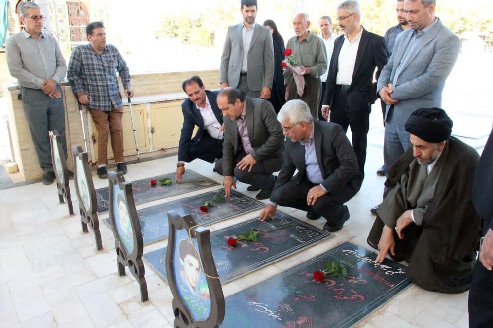 ادای احترام معاون استاندار اصفهان به مقام شامخ شهدای نوش آباد+عکس