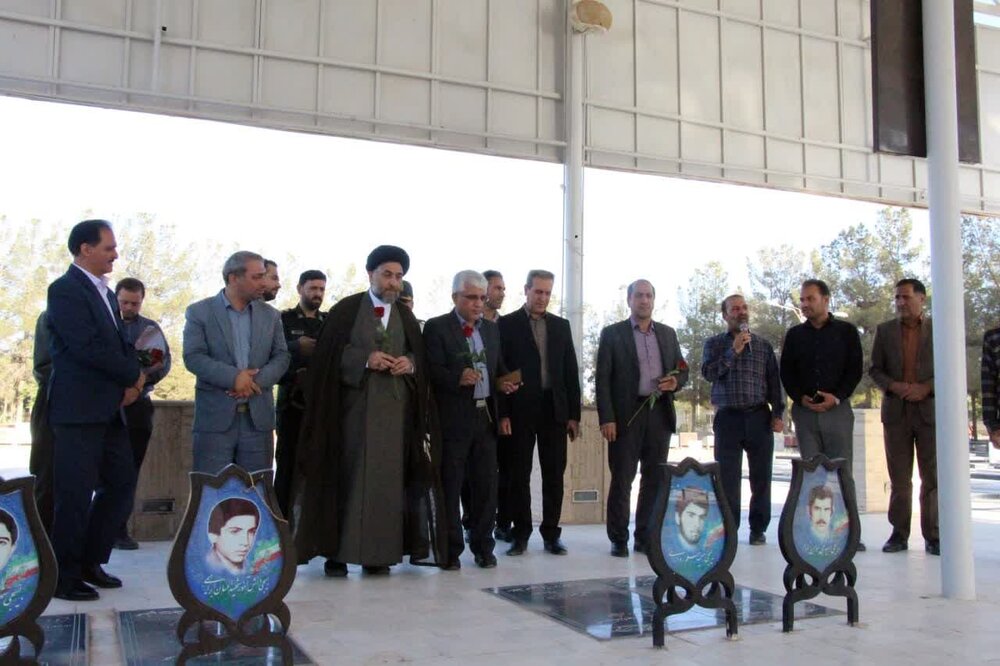 ادای احترام معاون استاندار اصفهان به مقام شامخ شهدای نوش آباد+عکس