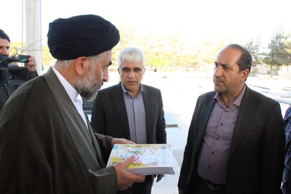 ادای احترام معاون استاندار اصفهان به مقام شامخ شهدای نوش آباد+عکس