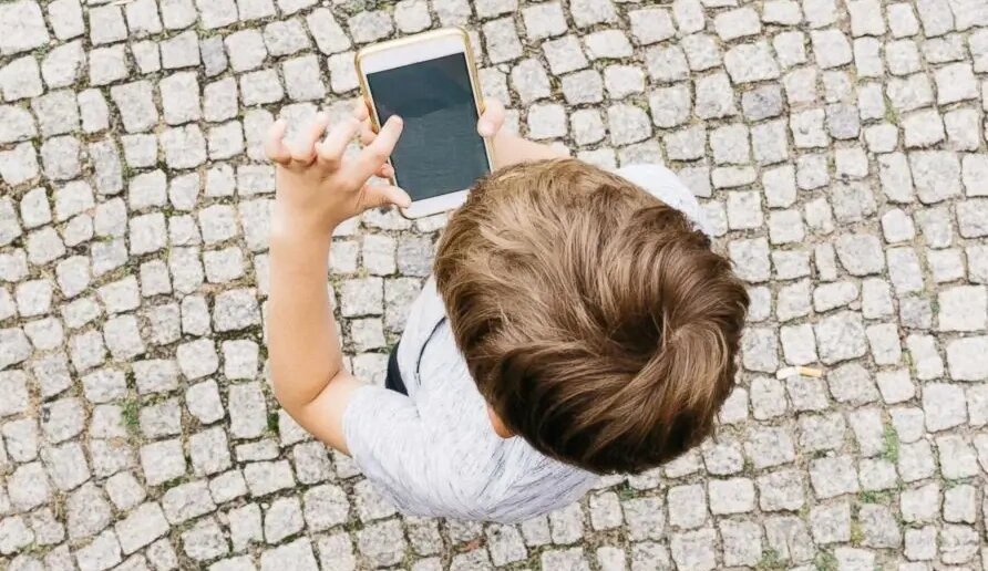 کودک دوساله و اعتیاد به گوشی؛ راه نجات چیست؟