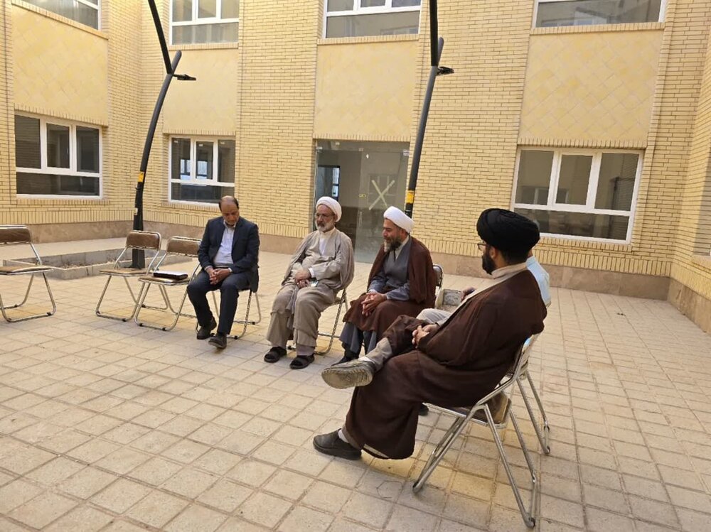 نشست بررسی روند آمادهسازی و جابهجایی مدرسه علمیه ریحانهالرسول(س) یزد برگزار شد