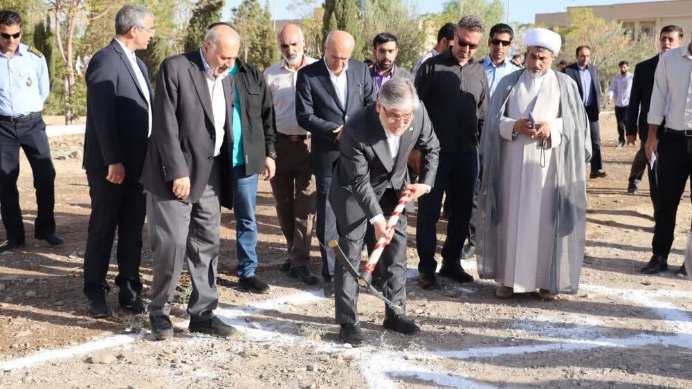 کلنگ خوابگاه متاهلین مهندس پرویز منوچهری کاشانی به زمین زده شد