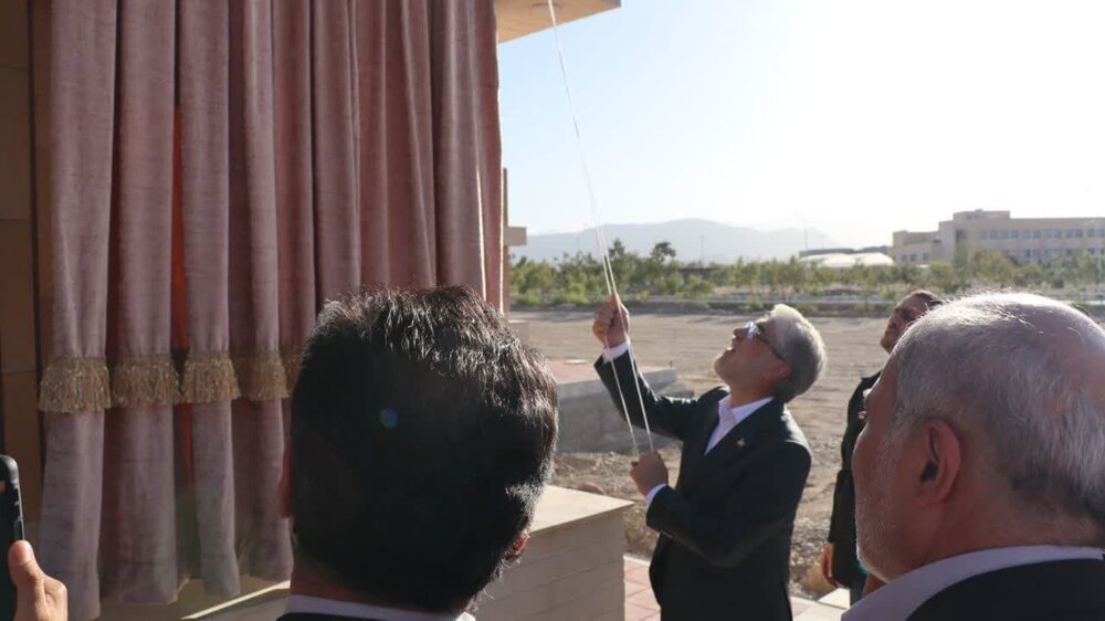 کلنگ خوابگاه متاهلین مهندس پرویز منوچهری کاشانی به زمین زده شد