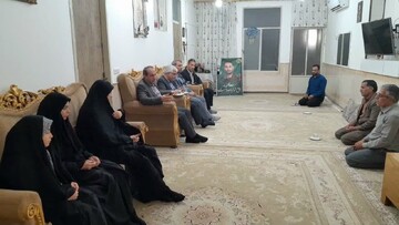 دیدار معاون استاندار اصفهان با خانواده شهدای مدافع وطن در آران‌ و بیدگل+عکس