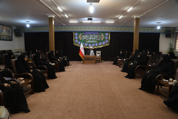 تصاویر / تقدیر امام جمعه همدان از خواهران‌ مبلغه فعال در ایام اربعین حسینی