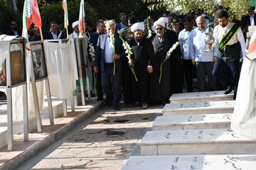 تصاویر/ غبارروبی و عطرافشانی گلزار شهدای خوی