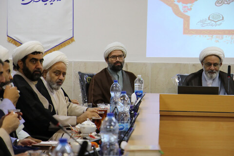 تصاویر|نشست ماهانه مدیران مدارس علمیه اصفهان