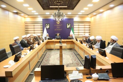 تصاویر/ اعضای شورای هماهنگی نهادهای حوزوی استان زنجان با استاندار زنجان