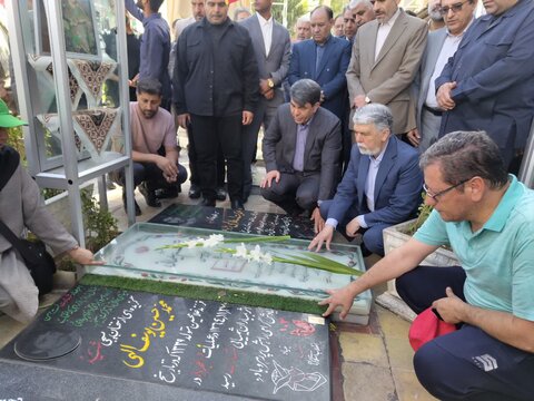تصاویر/ ادای احترام وزیر فرهنگ و ارشاد اسلامی به سردار دلها و شهدای کرمان
