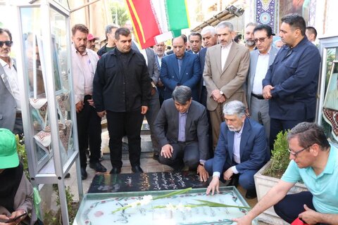 تصاویر/ ادای احترام وزیر فرهنگ و ارشاد اسلامی به سردار دلها و شهدای کرمان