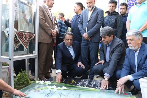 تصاویر/ ادای احترام وزیر فرهنگ و ارشاد اسلامی به سردار دلها و شهدای کرمان
